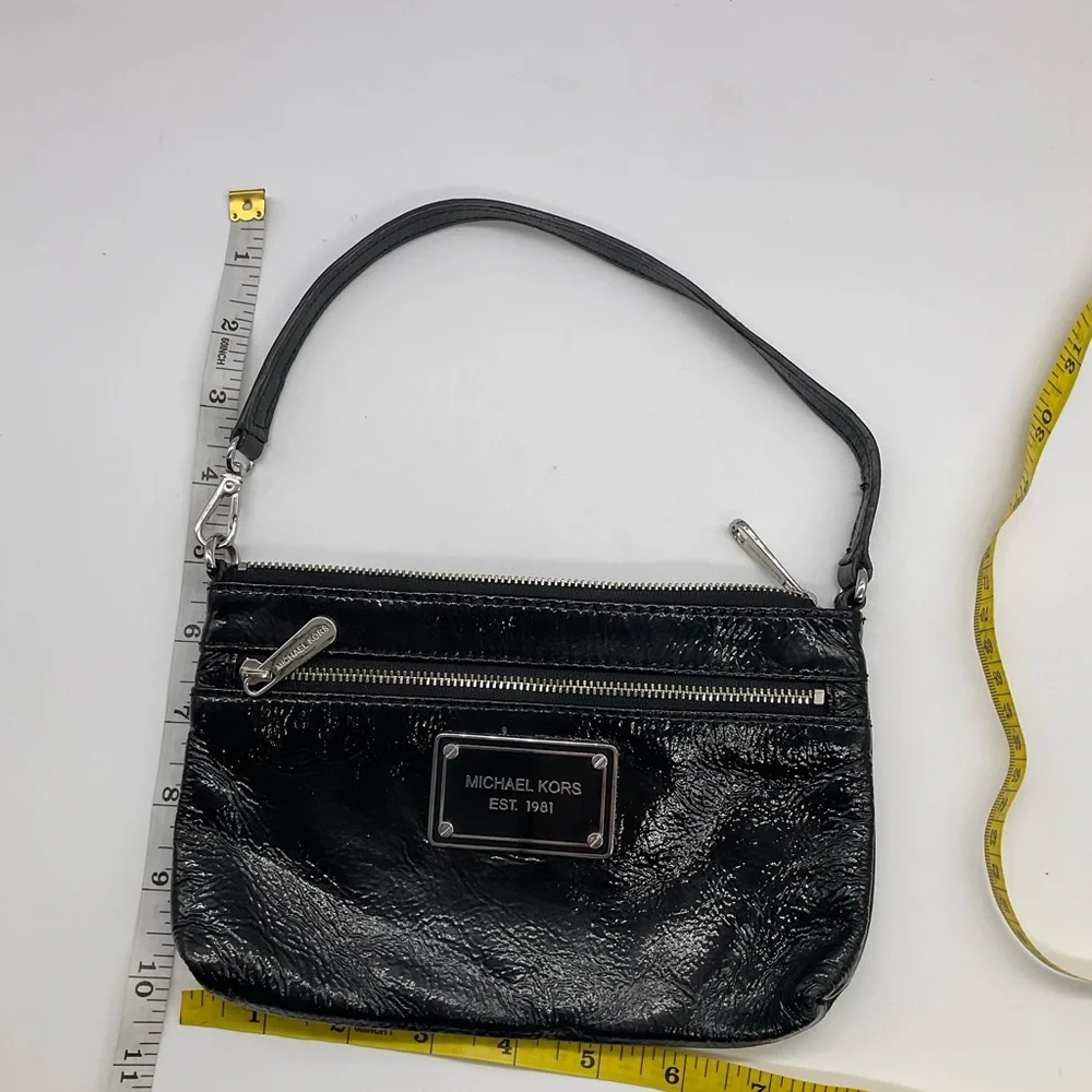 MICHAEL KORS LARGE PATENT LEATHER WRISTLET - Picture 4 of 5